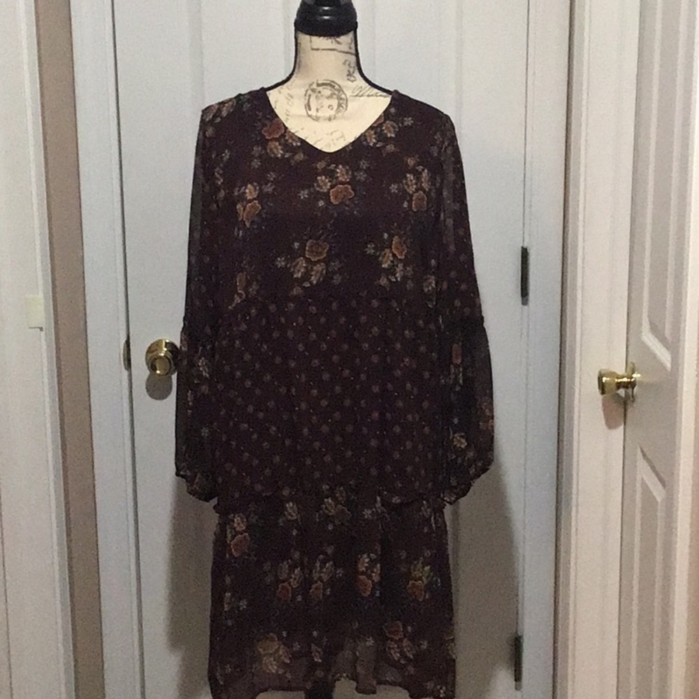 Dress. V neck. Brown print